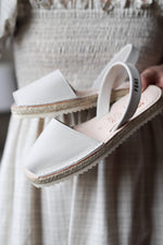 Side look for espadrille in greige